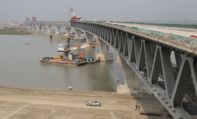 মূল নদীর ওপর সেতুর কাজ চলছে।