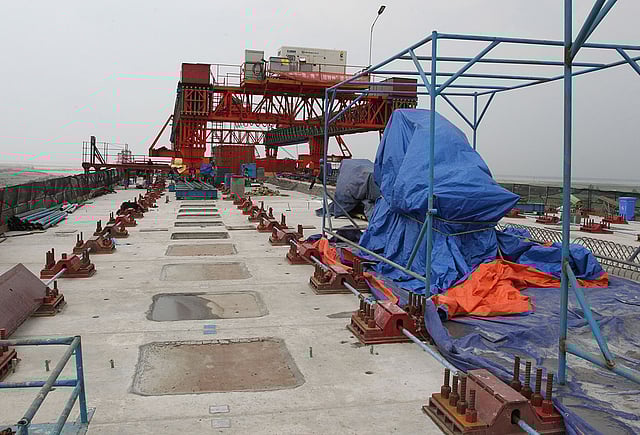 সেতুর উপরিভাগে রোডওয়ে স্ল্যাব বসানোর কাজ চলছে।