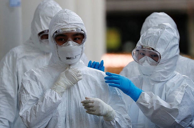 করোনায় আক্রান্ত হয়ে মৃত্যুর মিছিলের মধ্যে শোনা গেল জীবনের জয়গান। করোনা আক্রান্ত ১০০ বছরের এক বৃদ্ধ চিকিৎসা শেষে বাসায় ফিরেছেন। ঘটনাটি করোনাভাইরাসের আঁতুড়ঘর চীনের হুবেই প্রদেশের উহান শহরের। ছবি: রয়টার্স