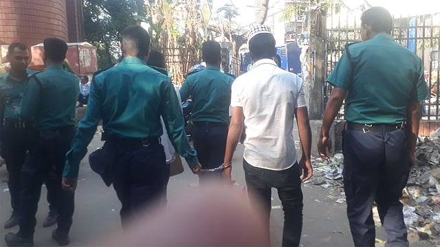 হাতকড়া পরিয়ে আদালতে নেওয়া হচ্ছে আরেক কিশোর আসামিকে। ছবি: আসাদুজ্জামান