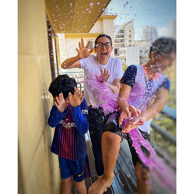 বাচ্চাদের সঙ্গে রং মাখামাখি করেছেন কারিশমা কাপুর। বলেছেন, আসল ‘মেন্টালহুড’। এই নামে আসছে তাঁর ওয়েব সিরিজ।