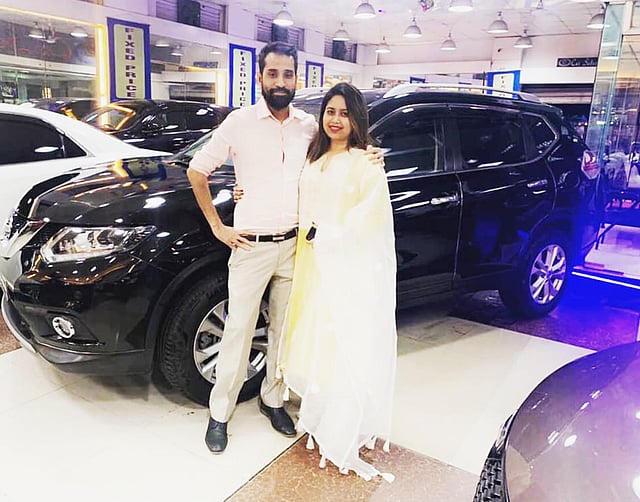 গাড়ির শো-রুমে অনিমেষ ও ভাবনা। ছবি: ইনস্টাগ্রাম