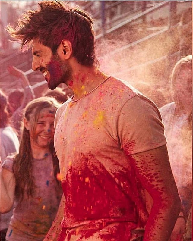 কার্তিক আরিয়ান কেন বাদ যাবেন! রং খেলেছেন তিনিও।