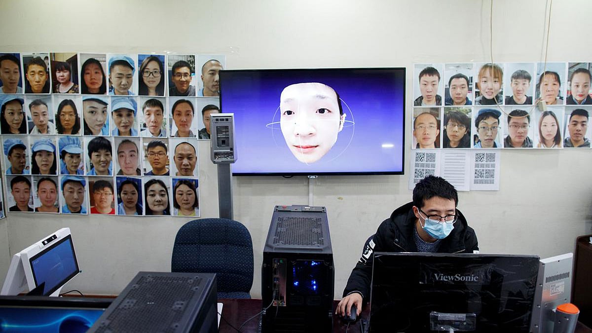 মুখে মাস্ক থাকলেও চেহারা চেনা যাবে। ছবি: রয়টার্স