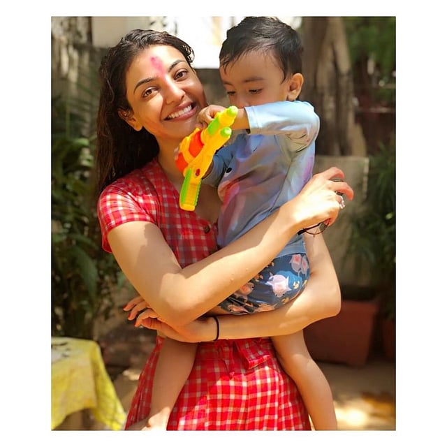 দোলের দিন দক্ষিণ ভারতীয় তারকা কাজল আগারওয়াল।