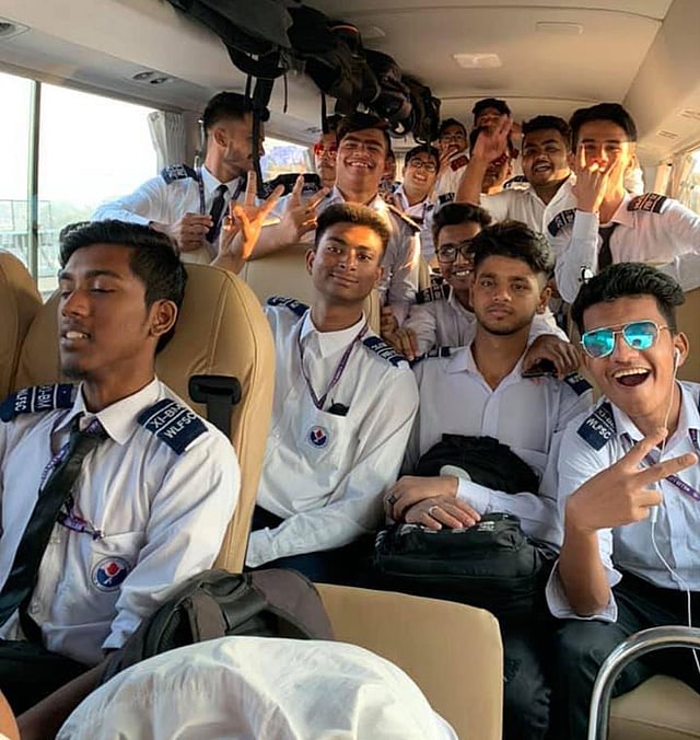 গোপালগঞ্জে শিক্ষাসফরে যাওয়ার পথে বাসের মধ্যে শিক্ষার্থীরা। ছবি: সংগৃহীত