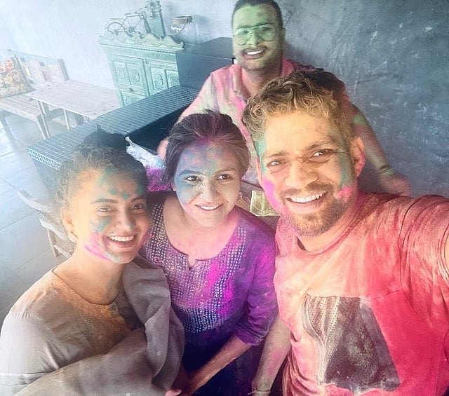 ভাই, পাতানো ভাই এবং সেই ভাইয়ের প্রেমিকার সঙ্গে হোলি খেলেছেন কঙ্গনা রনৌত।