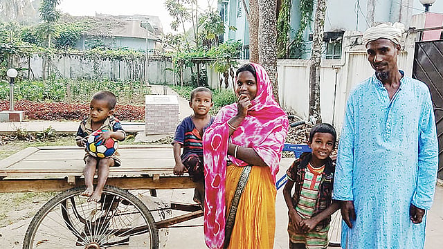 ৩০ বছরের ভিক্ষাবৃত্তি ছেড়ে ভ্যানগাড়ি চালান শেরপুরের নালিতাবাড়ীর কিল্লাপাড়া গ্রামের আবদুর। গত ২০ ফেব্রুয়ারি ইউএনওর   বাসভবনের কাছে।  ছবি: প্রথম আলো