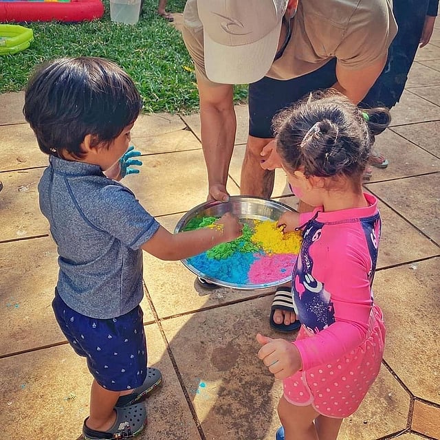 হোলি খেলছে তৈমুর আর ফুফাতো বোন ইনায়া। তৈমুরের মা কারিনা কাপুর আর বাবা সাইফ আলী খানও রং লাগাতে পরেছেন সাদা।