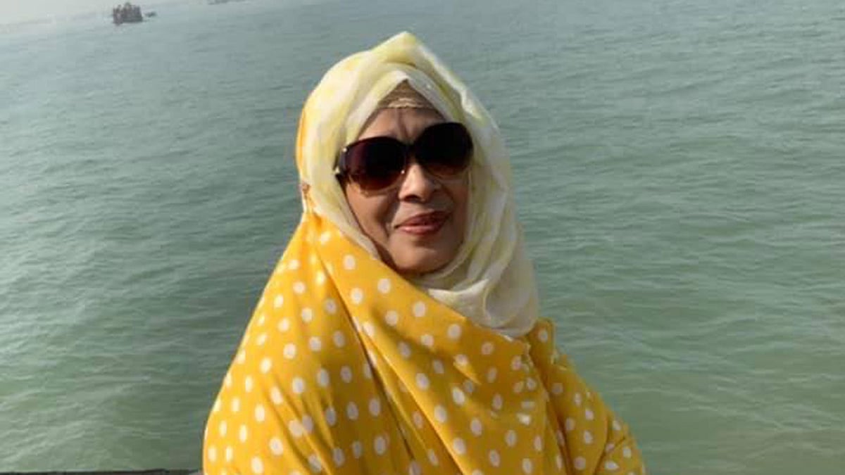 হাত বিচ্ছিন্ন হয়ে যাওয়া শিক্ষক ফাহিমা বেগম। ছবি: সংগৃহীত