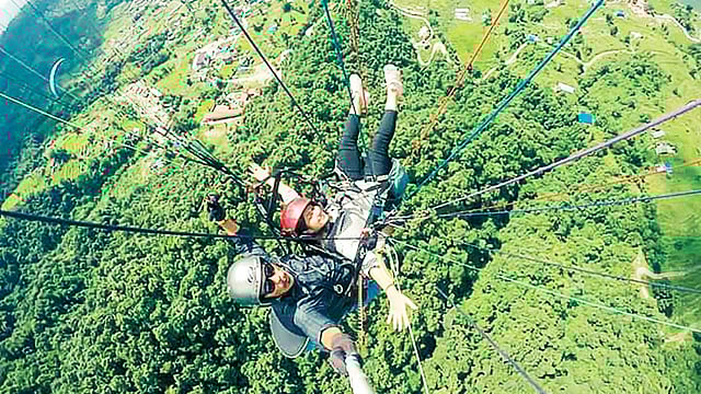 সব শংকা দূর করে নেপালে প্যারাগ্লাইডিং করছেন লেখক
