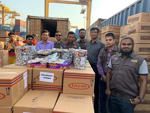 চট্টগ্রাম বন্দরে অবৈধভাবে আনা চকলেট ও শিশুখাদ্য জব্দ করেন কাস্টমস কর্মকর্তারা। ছবি: সংগৃহীত