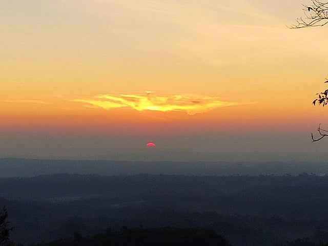 দূর পাহাড়ে সূর্যের রক্তিম লালচে আভায় আকর্ষিত হয়ে সব ভুলে প্রকৃতি উপভোগ করেন অনেকে। ছবি: লেখক দূর পাহাড়ে সূর্যের রক্তিম লালচে আভায় আকর্ষিত হয়ে সব ভুলে প্রকৃতি উপভোগ করেন অনেকে।