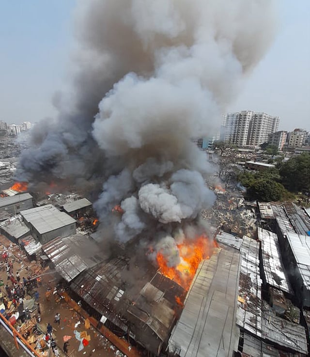 আগুন লাগার কারণ তাৎক্ষণিকভাবে জানা যায়নি। ছবি: সাজিদ হোসেন