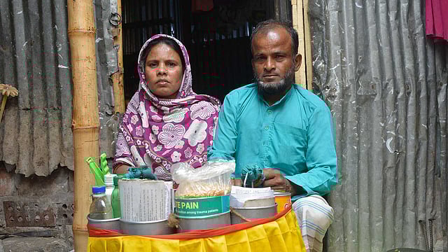 সকালে কাজে বেরোনোর আগে স্ত্রী আখতারা বেগমের সঙ্গে হাফিজুল ইসলাম। ছবি: লেখক