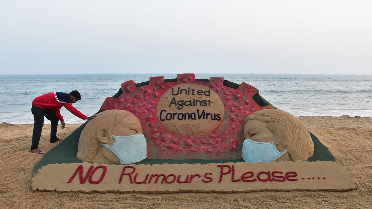 গুজব ভাইরাসের গতিতে ছড়ায়। আর তা সমস্যার মোকাবিলা কঠিন করে তোলে। ছবি: এএফপি