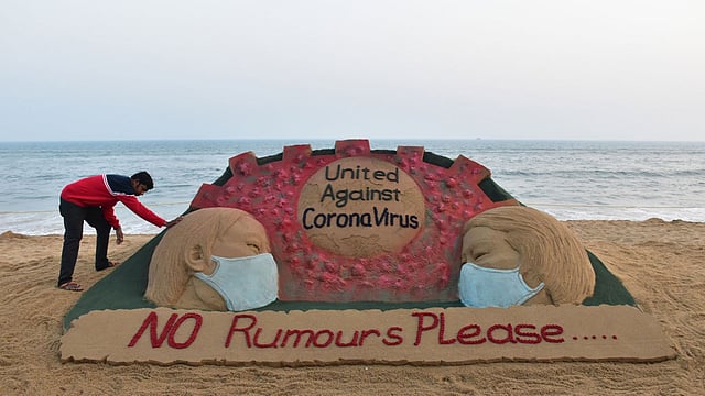 গুজব ভাইরাসের গতিতে ছড়ায়। আর তা সমস্যার মোকাবিলা কঠিন করে তোলে। ছবি: এএফপি