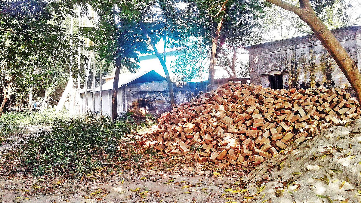 রাস্তার ইট তুলে রাখা হয়েছে মহেশপুরের মান্দারবাড়িয়া ইউপি চেয়ারম্যানের বাড়িতে। গত সোমবার তোলা।  ছবি: প্রথম আলো