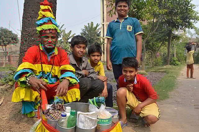 চানাচুর বিক্রির সময়, খেলা ফেলে প্রিয় জোকার মামাকে ঘিরে শিশু–কিশোরেরা। ছবি: লেখক