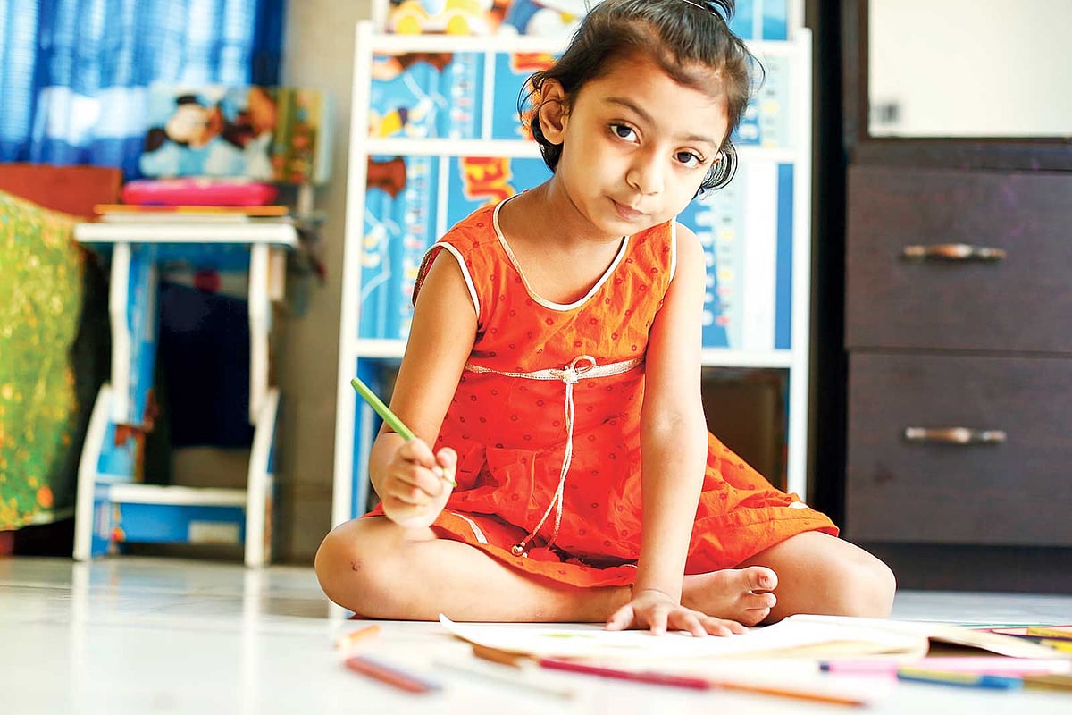 শিশুকে তার মতো করে আঁকতে দিতে হয়। মডেল: মৃন্ময়ী, ছবি: সুমন ইউসুফ