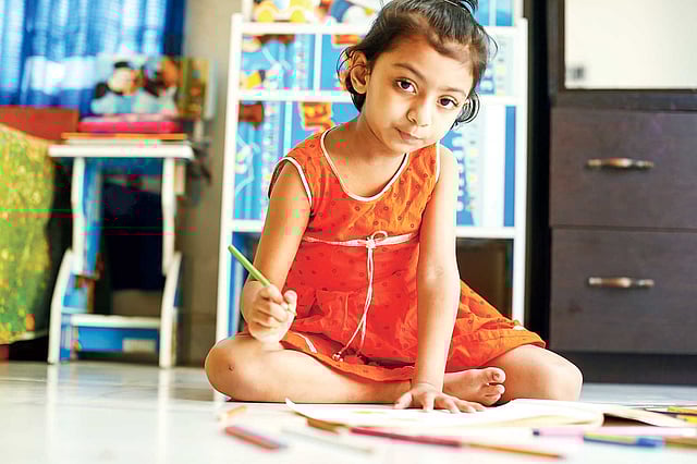 শিশুকে তার মতো করে আঁকতে দিতে হয়। মডেল: মৃন্ময়ী, ছবি: সুমন ইউসুফ