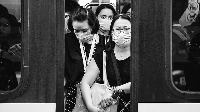 কারখানা সচল রাখতে কর্মীদের ব্যাগভর্তি মাস্ক দেয় মালয়েশীয় তথ্যপ্রযুক্তি প্রতিষ্ঠান কিউডস