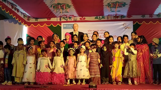 সাংস্কৃতিক অনুষ্ঠানে বাংলাদেশের এসওএস শিশুদের মধ্যে হেলমুট কুটিন। ছবি: কে এইচ হাসিবুজ্জামান