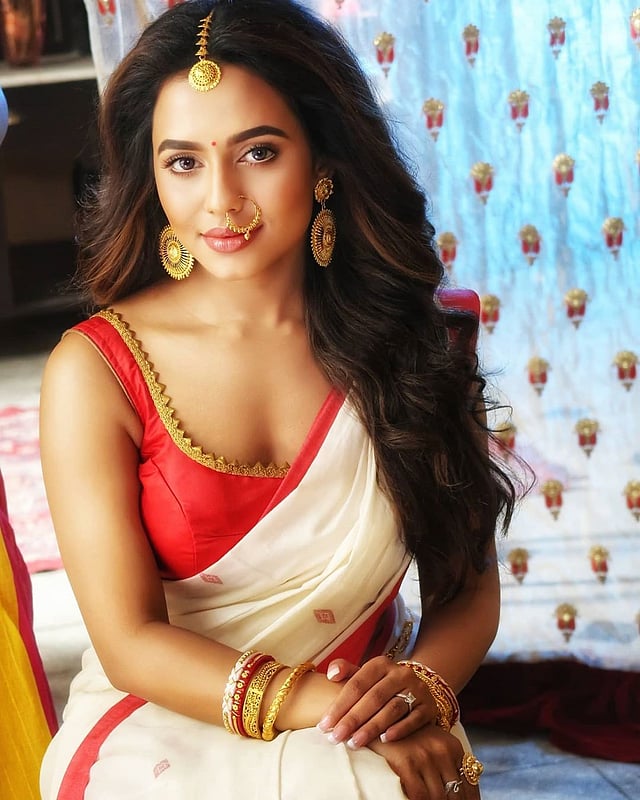 এই ছবিটি পোস্ট করে নুসরাত ফারিয়া জানিয়েছেন, তিনি একজন বিশ্বস্ত জীবনসঙ্গী চান। নিজের ভরণপোষণের অর্থ তিনি নিজেই আয় করে নিতে জানেন বলেও যোগ করেন।