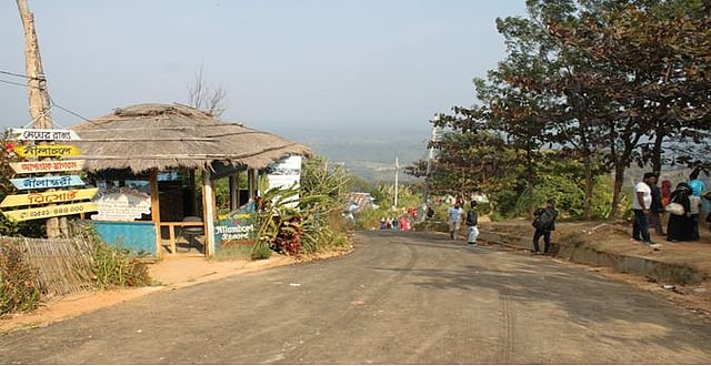 পাহাড়ের প্রায় সব পথ এমন সুন্দর। ছবি: লেখক