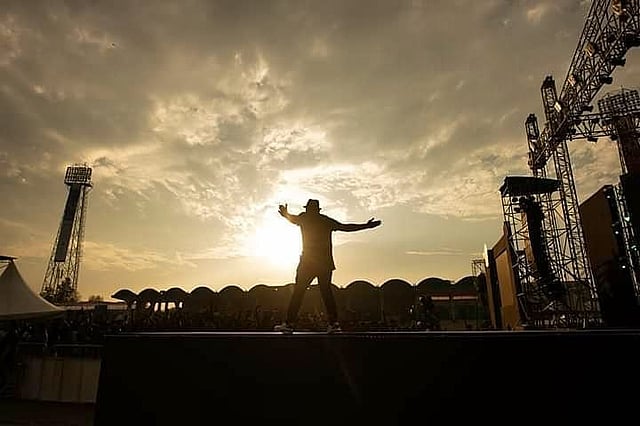 গাইছেন মিলার।