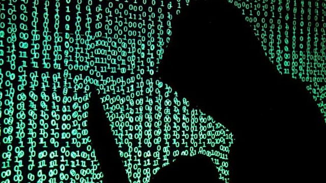 সাইবার প্রতারণার নতুন ফাঁদ পেতেছে দুর্বৃত্তরা। ছবি: রয়টার্স