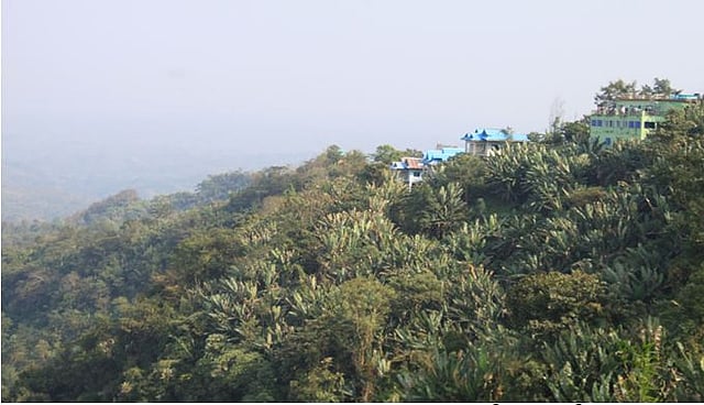 দূরের পাহাড়। পাহাড়ের পর পাহাড়। যেন পাহাড়ের স্তর। মাঝেমধ্যে পাহাড়িদের ঘরবাড়ি। ছবি: লেখক