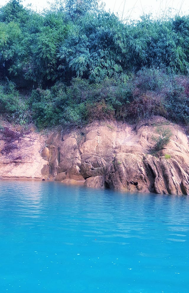 পানির রঙের জন্য অনেকেই লালাখানকে ‘নীলখাল’ বলে। ছবি: লেখক