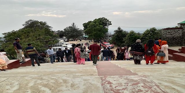 নীলাচলের প্রবেশমুখে মানুষের ভিড়। ছবি: লেখক