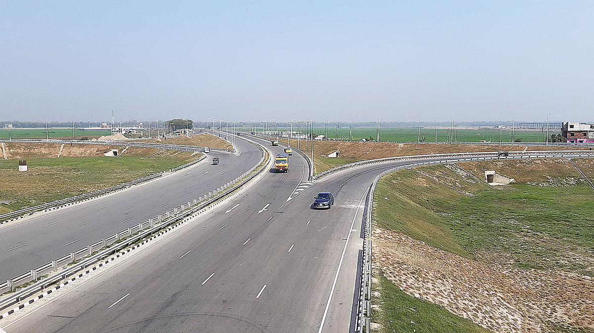 এক্সপ্রেসওয়ে খুলে দেওয়া হচ্ছে আজ। গতকাল ভাঙ্গা চৌরাস্তা এলাকায়।  ছবি: প্রথম আলো