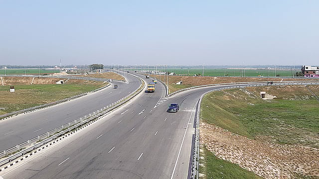 এক্সপ্রেসওয়ে খুলে দেওয়া হচ্ছে আজ। গতকাল ভাঙ্গা চৌরাস্তা এলাকায়।  ছবি: প্রথম আলো