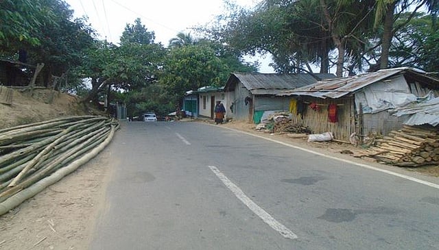 নীলাচল যাওয়ার পথে টাইগারপাড়ার একাংশ। ছবি: লেখক