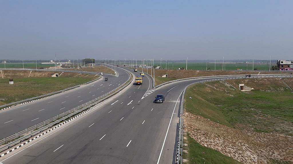 ঢাকা-মাওয়া-ভাঙ্গা এক্সপ্রেসওয়ে। ৫৫ কিলোমিটার দীর্ঘ এ পথের নির্মাণকাজ শুরু হয়েছিল ২০১৬ সালে। ছবি: প্রথম আলো