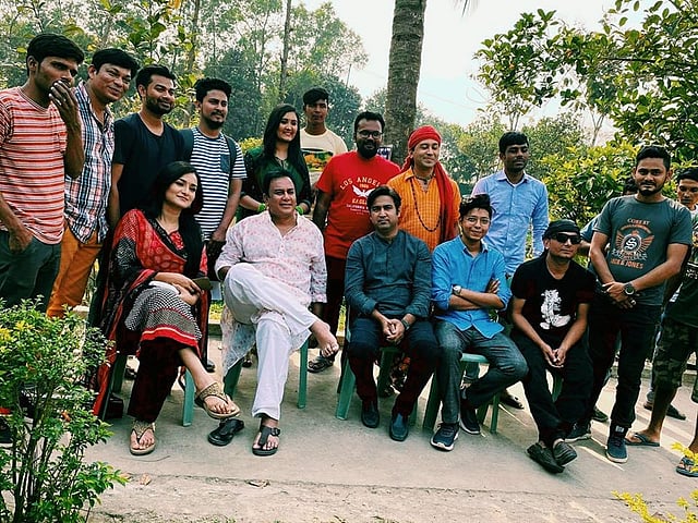 ‘জামাই হইতে সাবধান’ নাটকের শুটিংয়ে। ছবি: সংগৃহীত