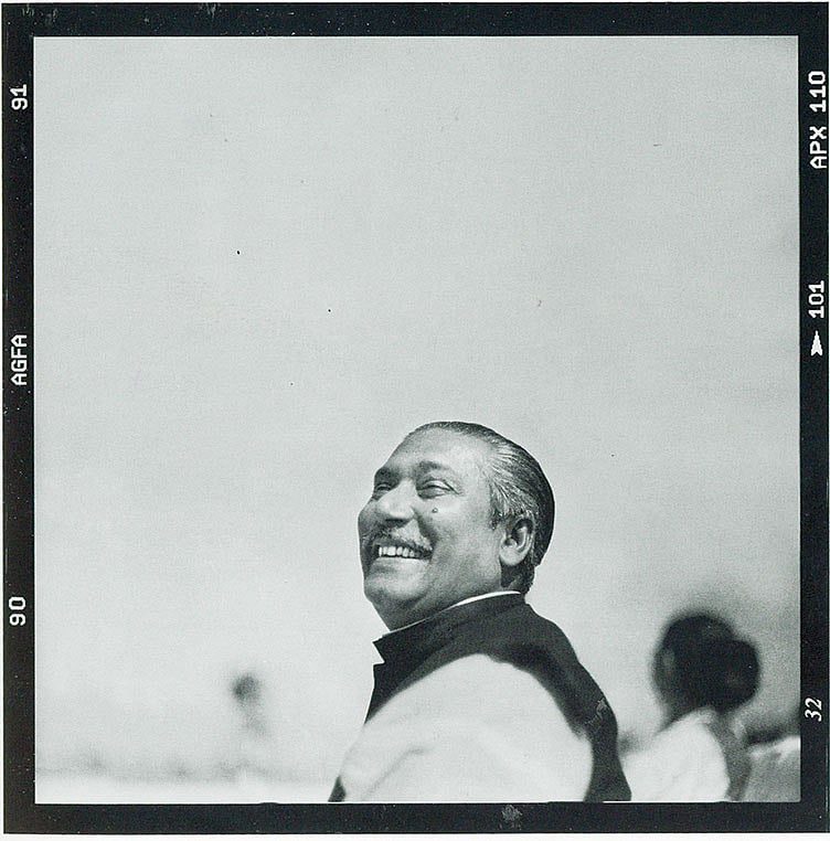 বাংলাদেশ িবমানবাহিনীর িদ্বতীয় প্রতিষ্ঠাবার্ষিকীতে বঙ্গবন্ধু শেখ মুজিবুর রহমান,  ২৮ নভেম্বর ১৯৭৩। ছবি: নাসির আলী মামুন, ফটোজিয়াম