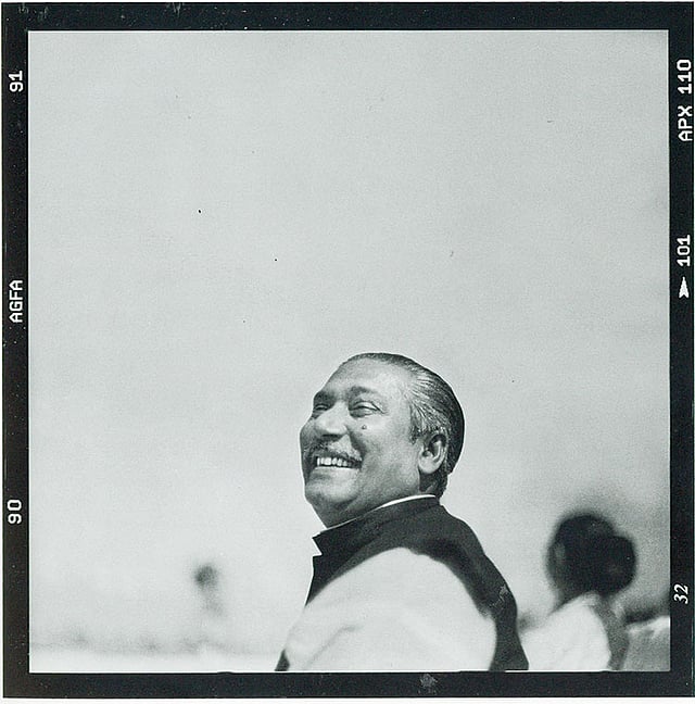 বাংলাদেশ িবমানবাহিনীর িদ্বতীয় প্রতিষ্ঠাবার্ষিকীতে বঙ্গবন্ধু শেখ মুজিবুর রহমান,  ২৮ নভেম্বর ১৯৭৩। ছবি: নাসির আলী মামুন, ফটোজিয়াম