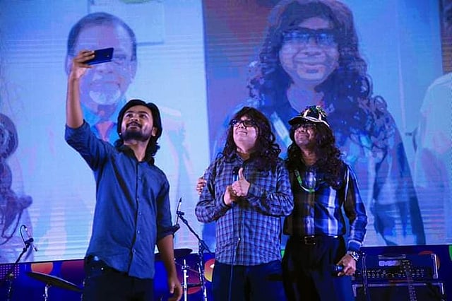 ভিন্ন সাজে ডিআইইউর দুই শিক্ষক সৈয়দ মিজানুর রহমান (বাঁয়ে) ও সৈয়দ আখতার হোসাইন। অর্থের বিনিময়ে তাঁদের সঙ্গে সেলফি তোলেন শিক্ষার্থীরা। ছবি: লেখক