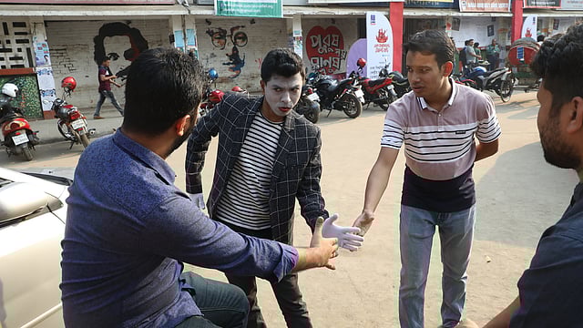 হাত মেলানোর ক্ষেত্রে সতর্ক হওয়ার কথা বলা হচ্ছে। টিএসসি, ঢাকা, ১৩ মার্চ। ছবি: আবদুস সালাম