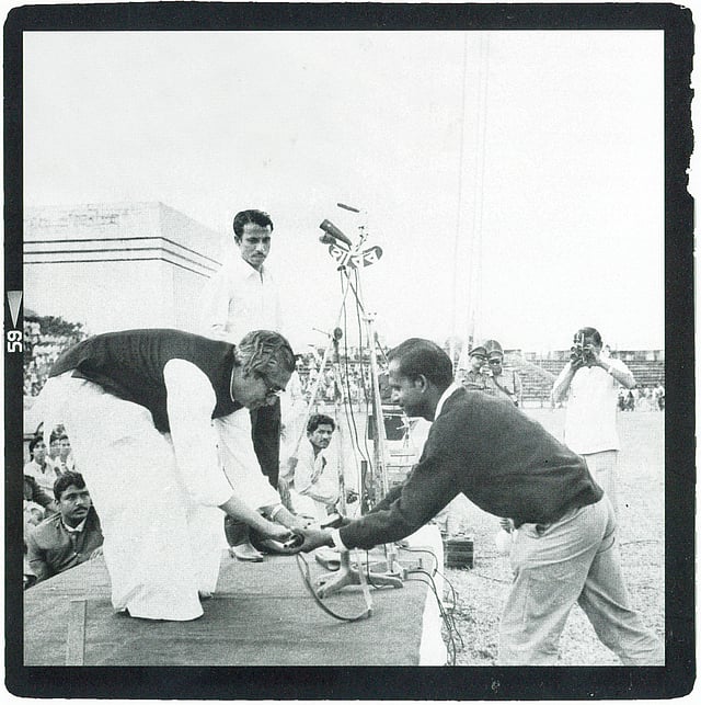 বঙ্গবন্ধুর কাছে অস্ত্র জমা দিচ্ছেন মুক্তিযোদ্ধারা, ঢাকা স্টেডিয়াম, ২৯ জানুয়ারি ১৯৭২। ছবি: নাসির আলী মামুন, ফটোজিয়াম