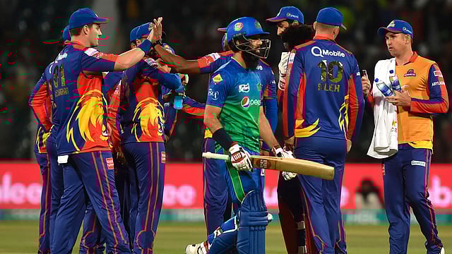 পাকিস্তান ছেড়ে মঈন আলী (ছবিতে মাঝে, ব্যাট হাতে) ও অন্য ইংলিশ ক্রিকেটাররা কালকের মধ্যেই ফিরে যাচ্ছেন ইংল্যান্ডে। ছবি: এএফপি