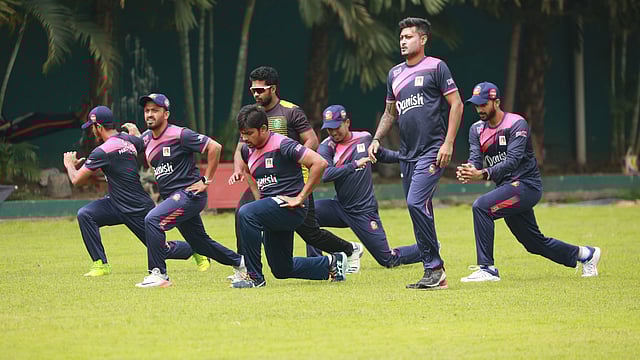 একই মাঠে প্রায় একসঙ্গেই অনুশীলন করছে পারটেক্স দল। ছবি: বিসিবি