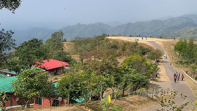 আঁকাবাঁকা পাহাড়ি পথ, বিশাল বিশাল পাহাড় ও বৃক্ষরাজি আর মাঝেমধ্যে পাহাড়ের পাদদেশে দু-চারটা বাড়ির দেখা মেলে বান্দরবানে। ছবি: লেখক