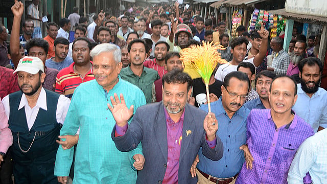 (সারিয়াকান্দি-সোনাতলা) আসনের উপনির্বাচনে বিএনপির প্রার্থী আহসানুল তৈয়ব জাকির ধানের শীষে ভোট চেয়ে জনসংযোগ করেন। ছবি: প্রথম আলো