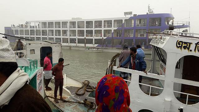 দক্ষিণাঞ্চলের নৌপথে চলাচল করা নৌযান প্রায়ই ডুবচরে আটকে যায়। ফাইল ছবি