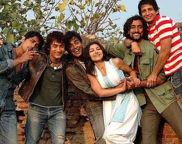 ‘রং দে বাসন্তি’ ছবিতে আমির ও তাঁর সহশিল্পীরা। ছবি: সংগৃহীত